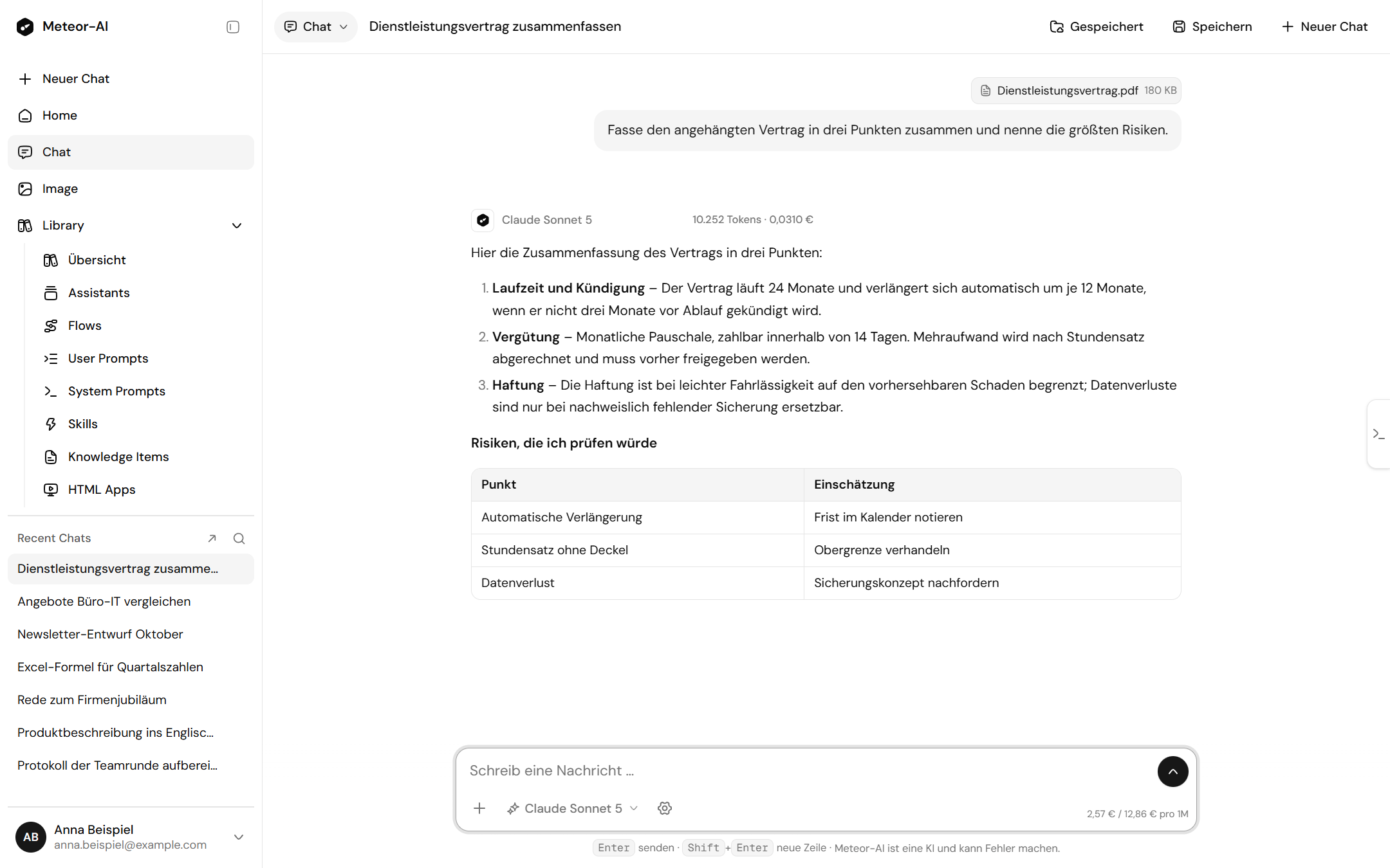 Example view of the Meteor-AI interface: on the left the sidebar with the Library expanded (assistants, flows, user prompts, system prompts, skills, knowledge items, HTML apps) and recent chats, on the right a chat in which an uploaded contract is summarised in three points, with a table of risks and the cost of the answer. Opened on top: the model picker. The interface text is German.